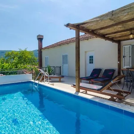 Villa Tranquil With Pool *