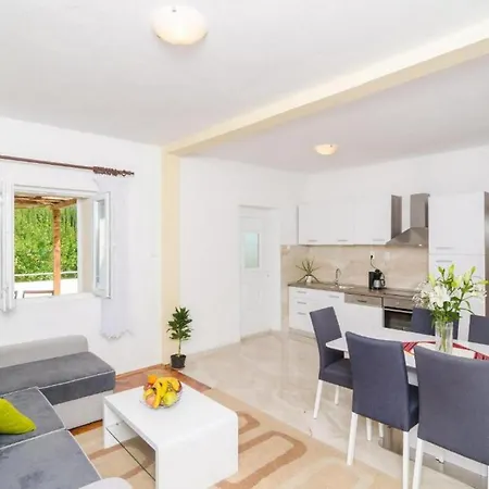 Tranquil With Pool Gruda