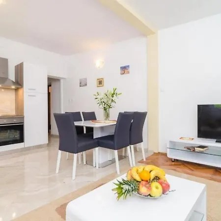 Vila Tranquil With Pool