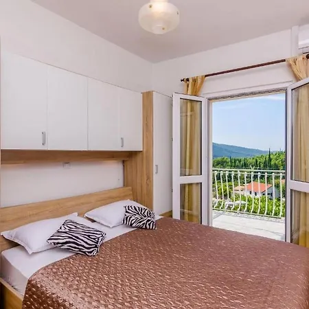 Vila Tranquil With Pool